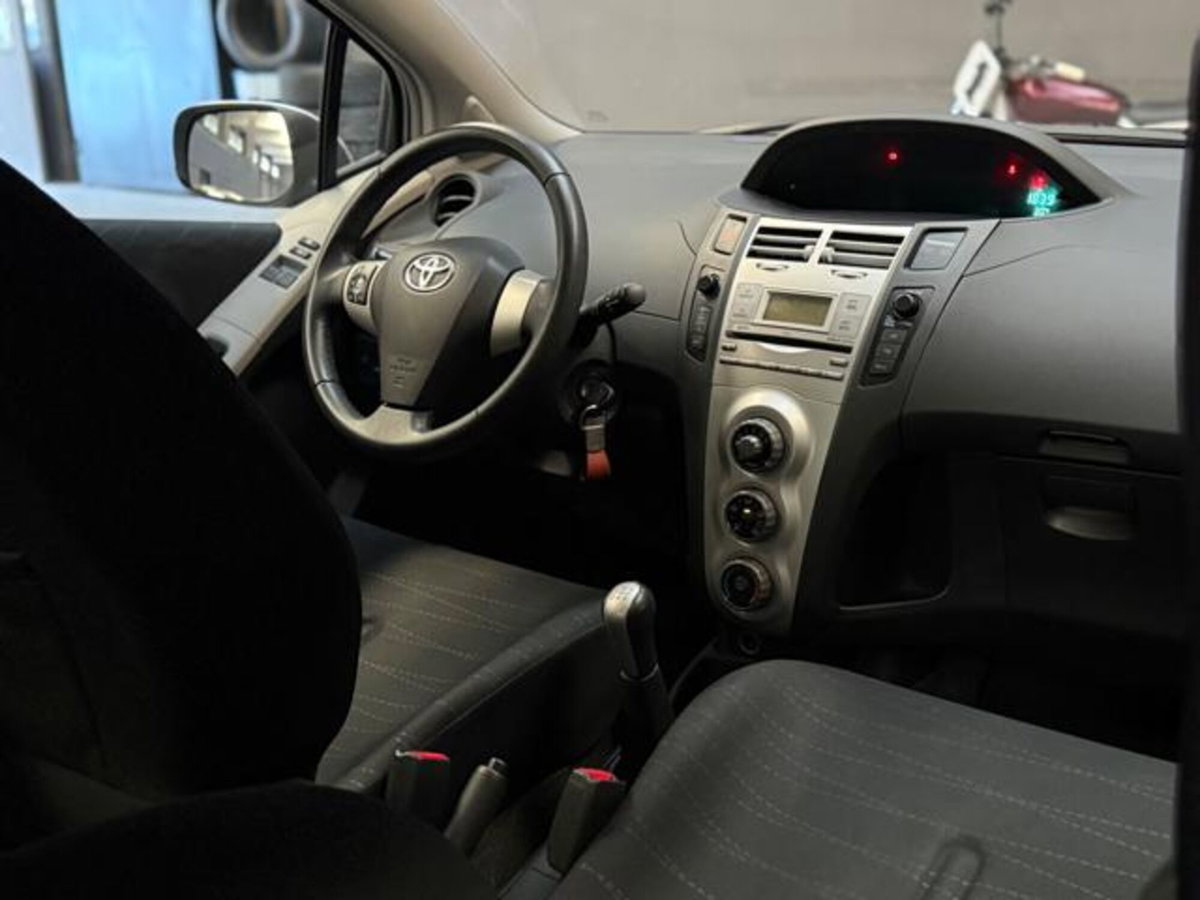 Toyota Yaris 1.0 5 porte Sol (13)