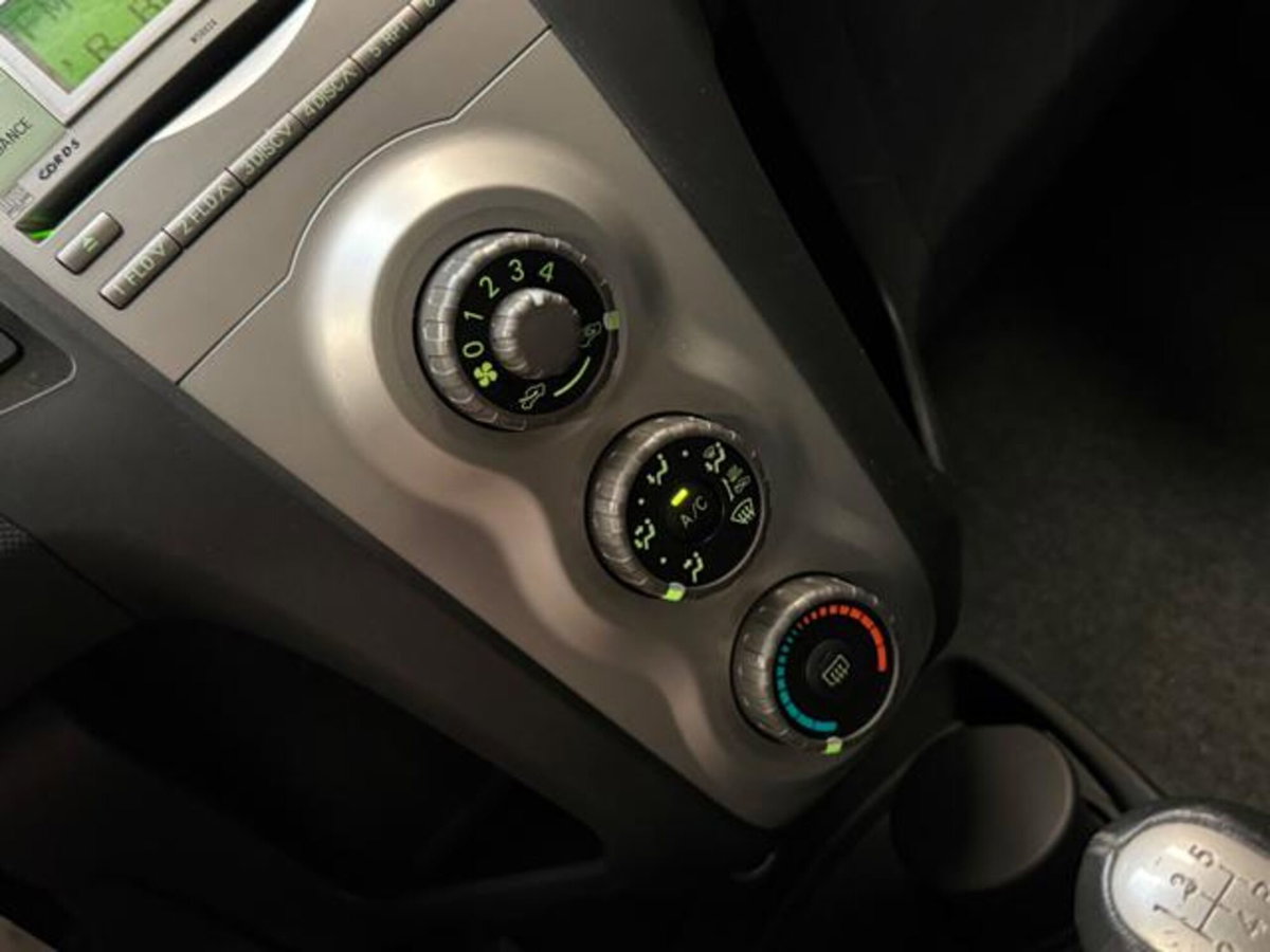Toyota Yaris 1.0 5 porte Sol (14)
