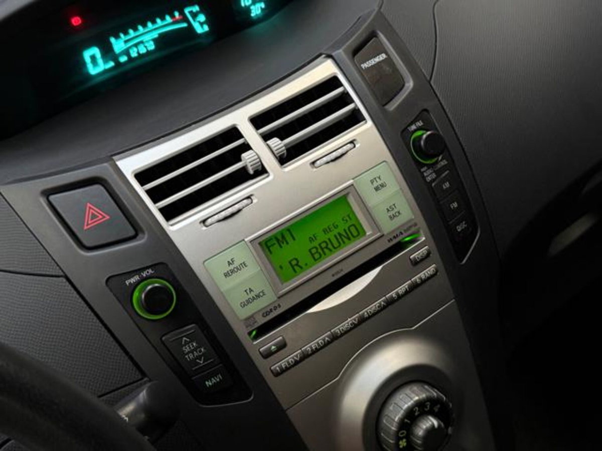 Toyota Yaris 1.0 5 porte Sol (15)