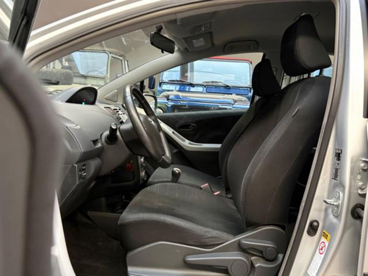 Toyota Yaris 1.0 5 porte Sol (8)