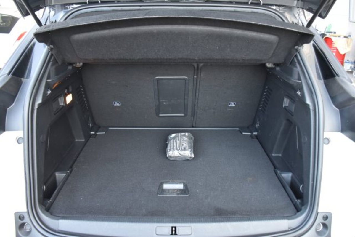 Peugeot 3008 BlueHDi 130 S&S EAT8 GT (17)