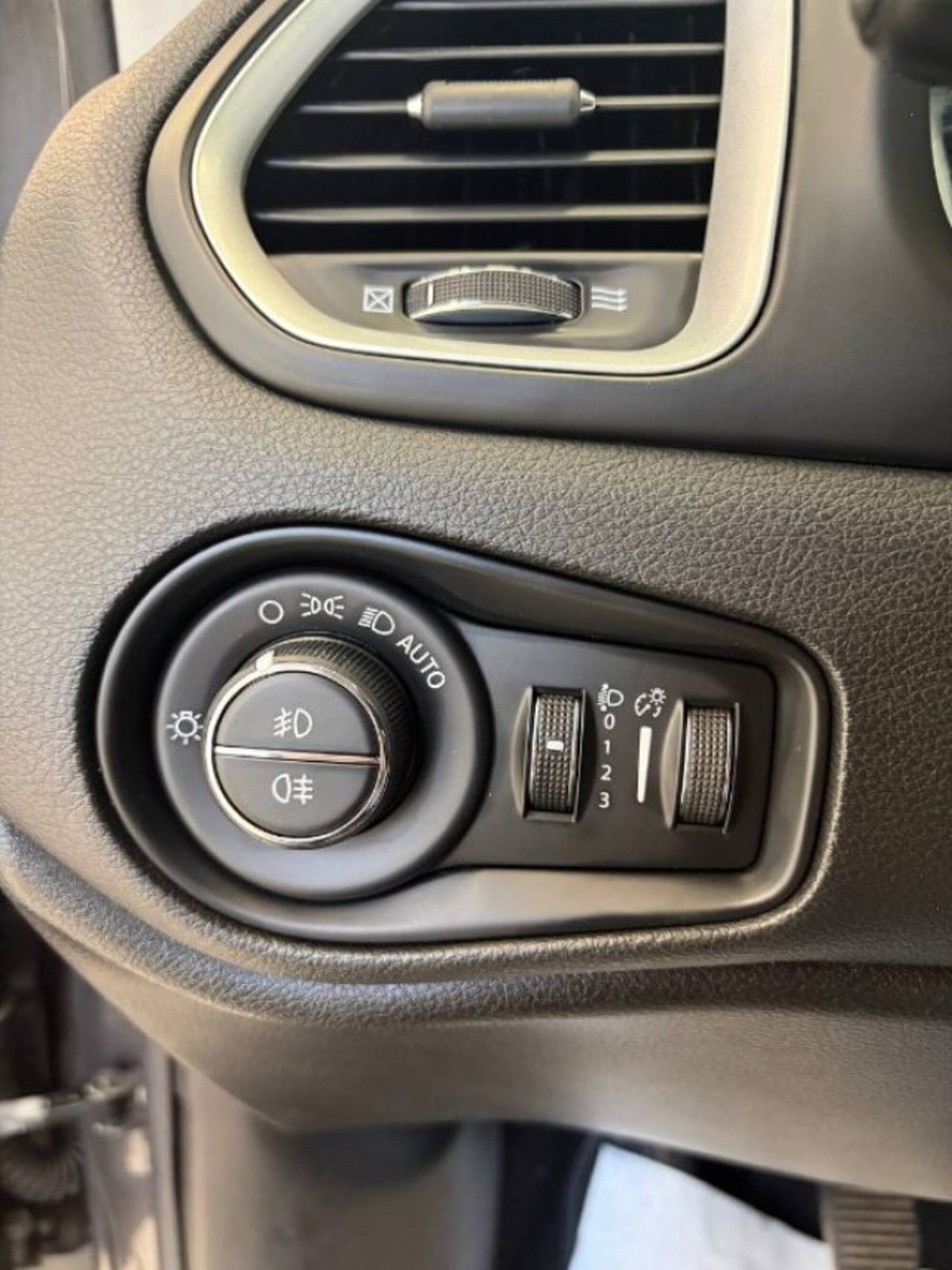 Jeep Renegade 1.6 Mjt 120 CV Limited (16)