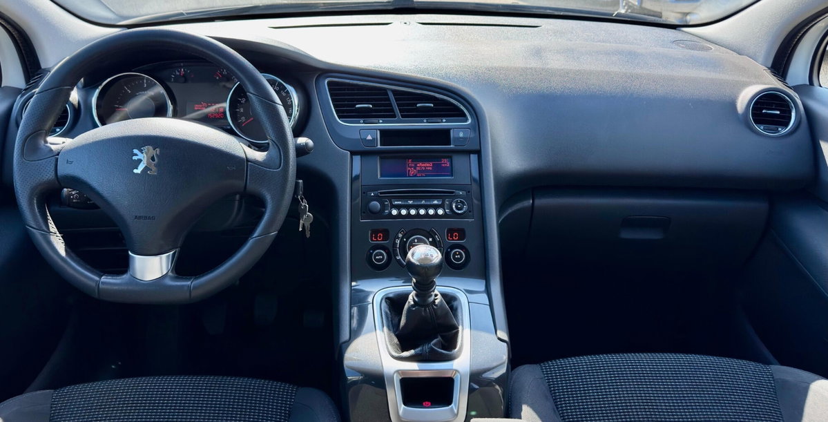 Peugeot 5008 1.6 HDi 115CV Allure (12)
