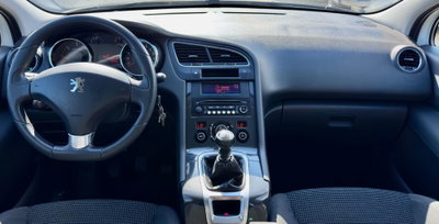 Peugeot 5008 1.6 HDi 115CV Allure (12)