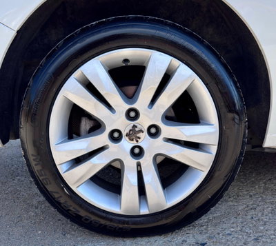 Peugeot 5008 1.6 HDi 115CV Allure (13)