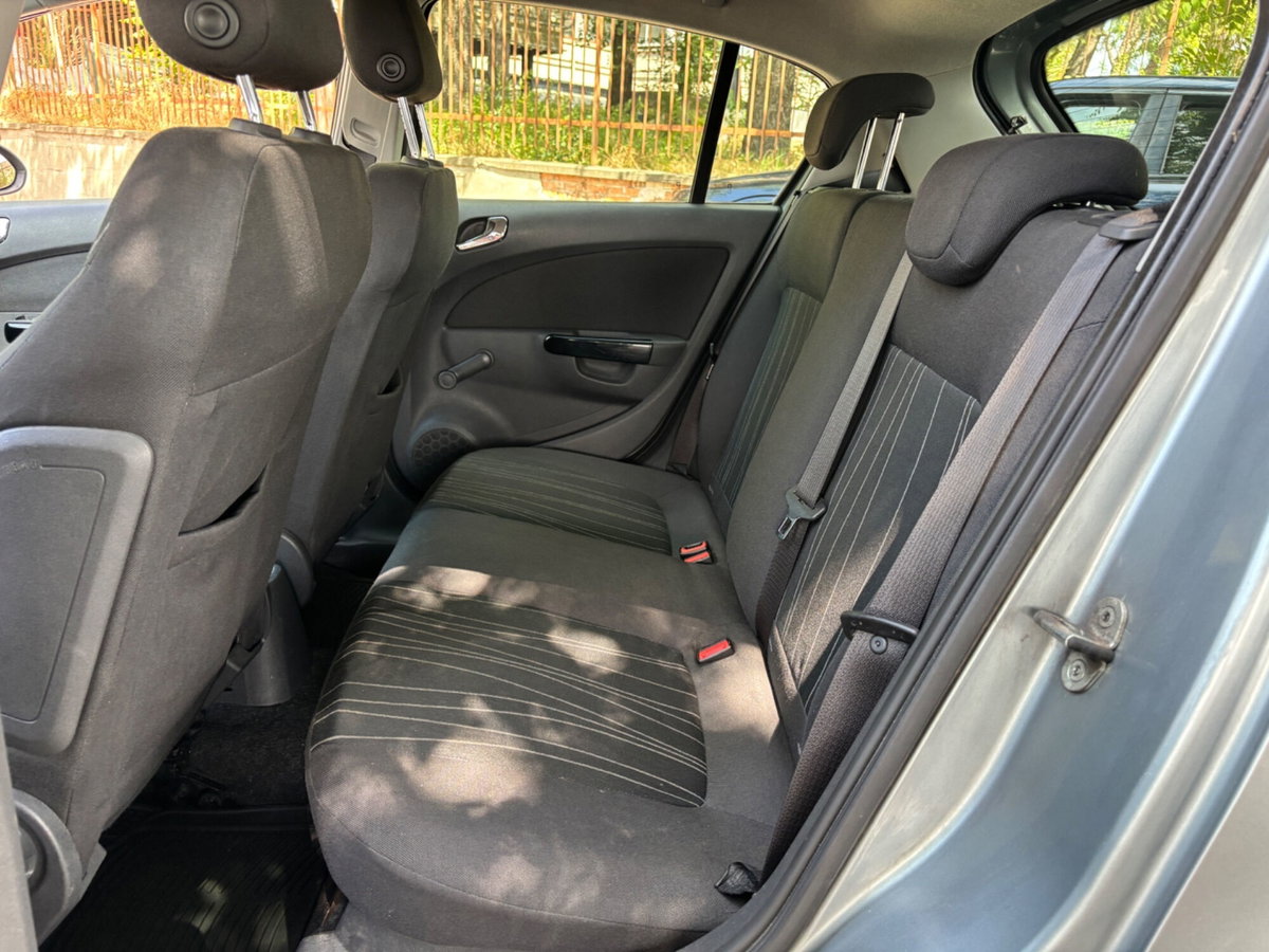 Opel Corsa 1.2 5 porte Club (11)
