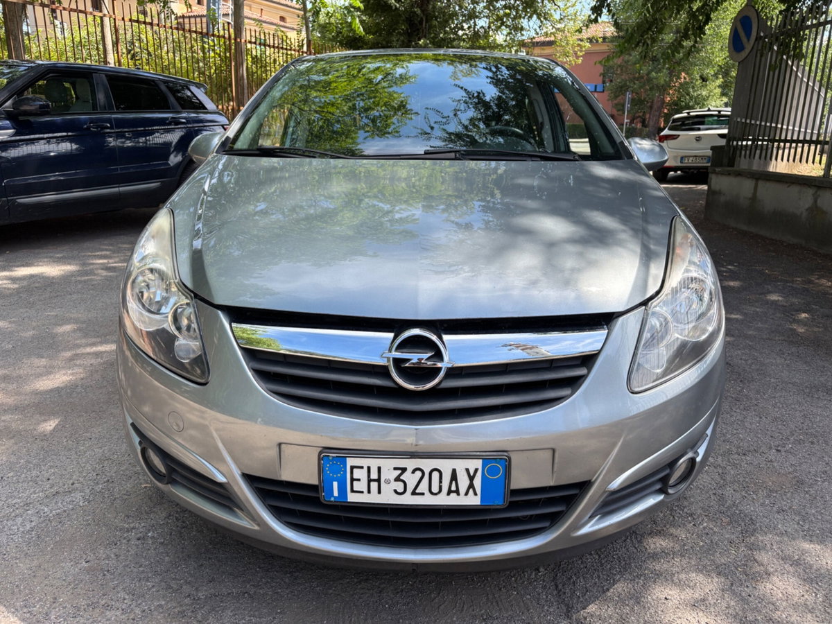 Opel Corsa 1.2 5 porte Club (2)