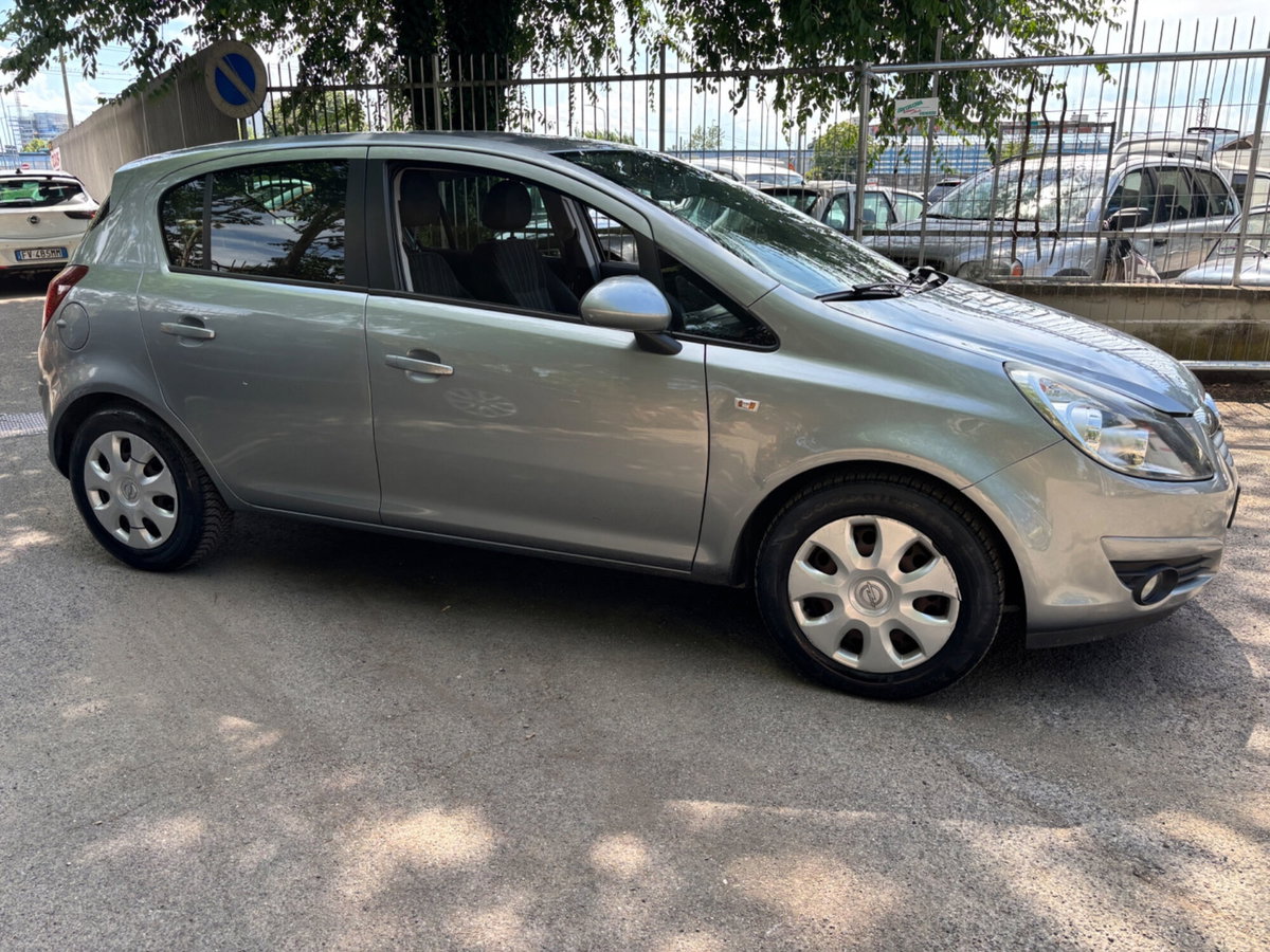 Opel Corsa 1.2 5 porte Club (4)