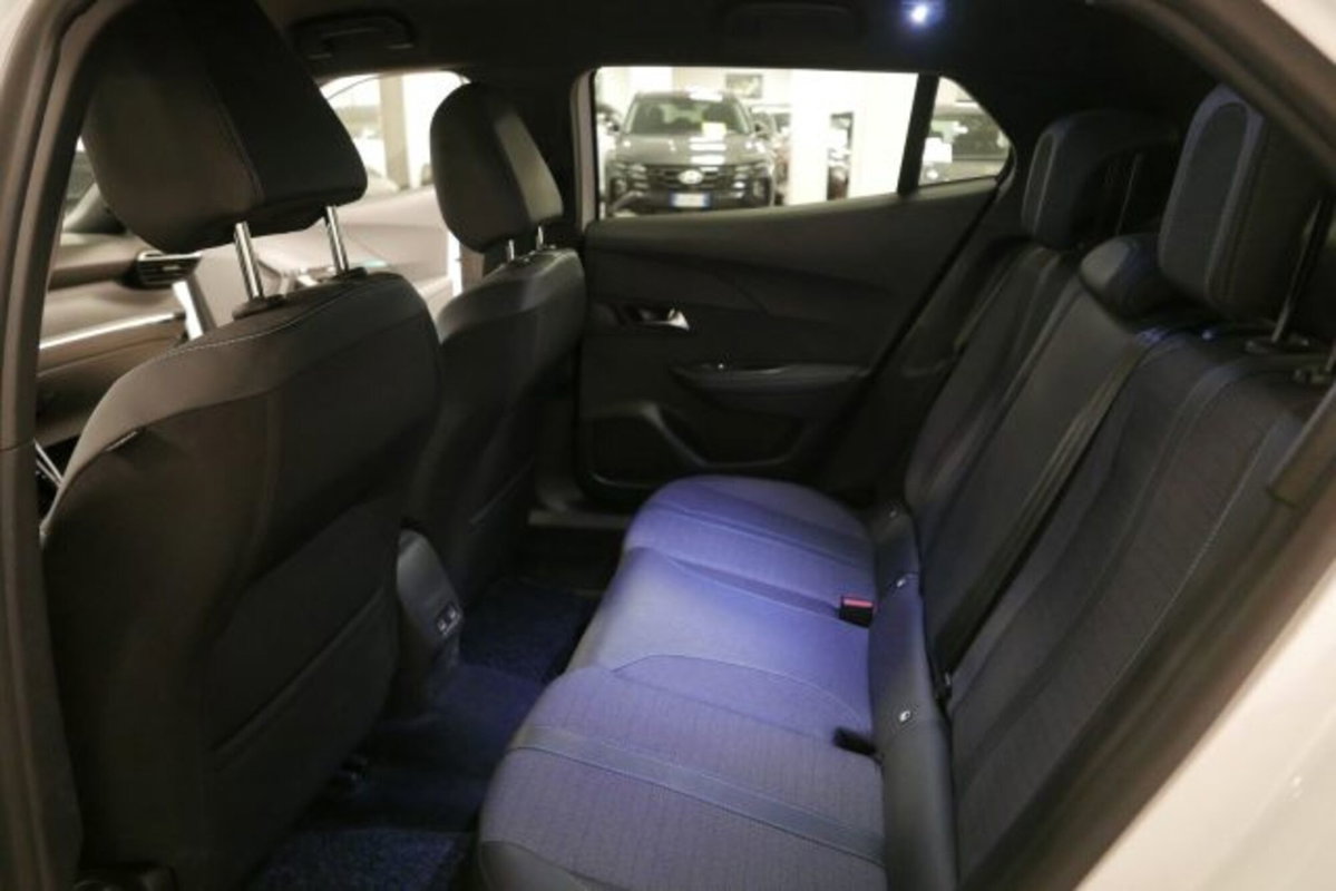 Peugeot 2008 PureTech 130 S&S EAT8 Allure Pack (9)