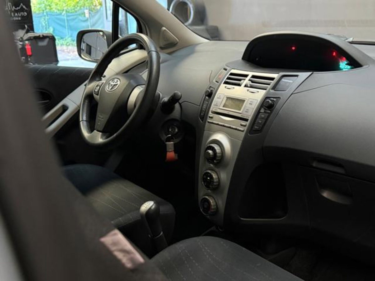 Toyota Yaris 1.0 5 porte Sol (12)