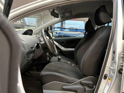 Toyota Yaris 1.0 5 porte Sol (8)