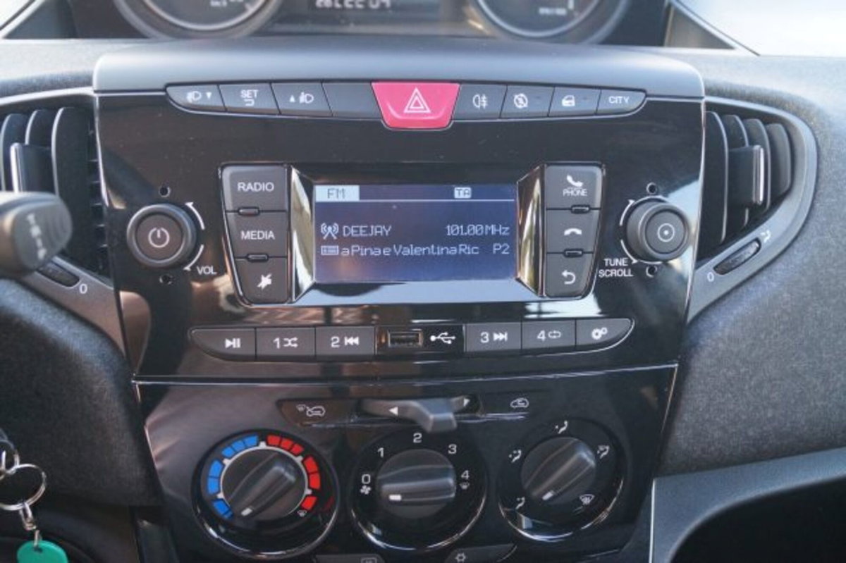 Lancia Ypsilon 1.0 FireFly 5 porte S&S Hybrid Ecochic Gold (10)
