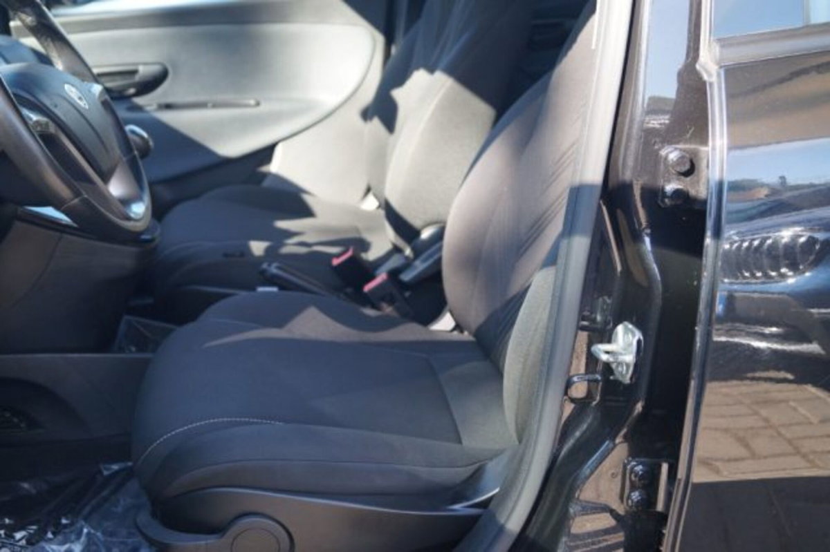 Lancia Ypsilon 1.0 FireFly 5 porte S&S Hybrid Ecochic Gold (8)