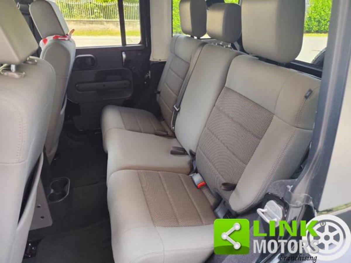Jeep Wrangler Unlimited 2.8 CRD DPF Rubicon Auto (6)