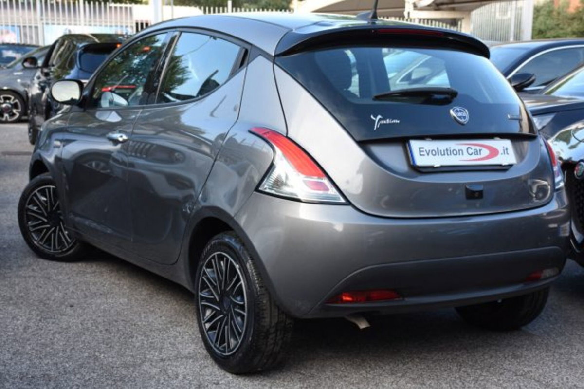 Lancia Ypsilon 1.0 FireFly 5 porte S&S Hybrid Gold Plus (4)