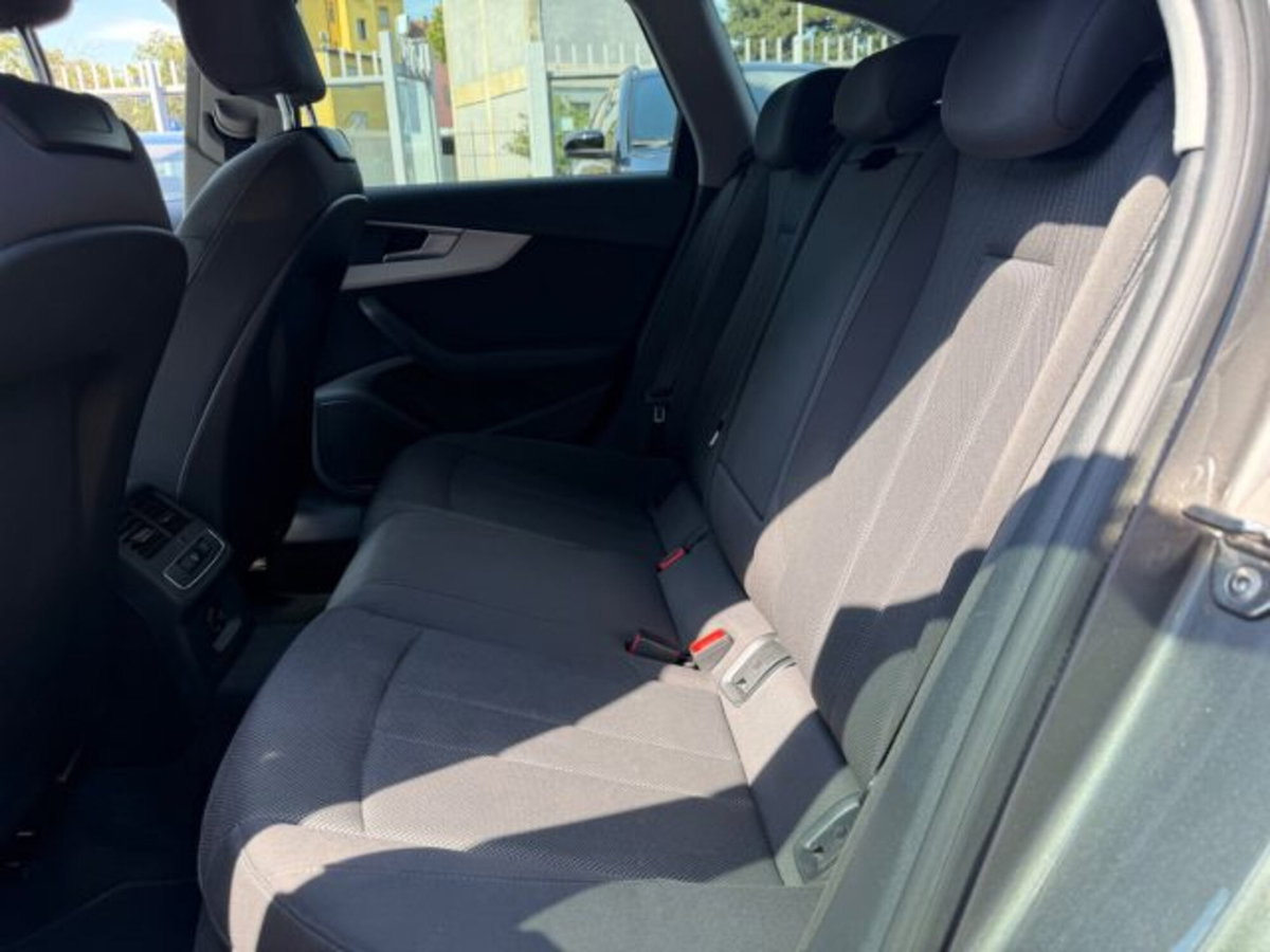 Audi A4 Avant 30 TDI/136 CV S tronic Business Advanced (7)