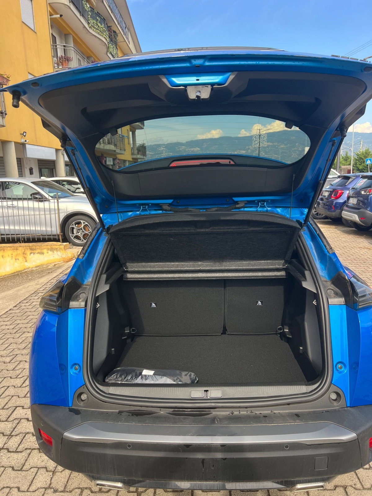 Peugeot 2008 1.2 hybrid Allure 145cv e-dcs6 (10)