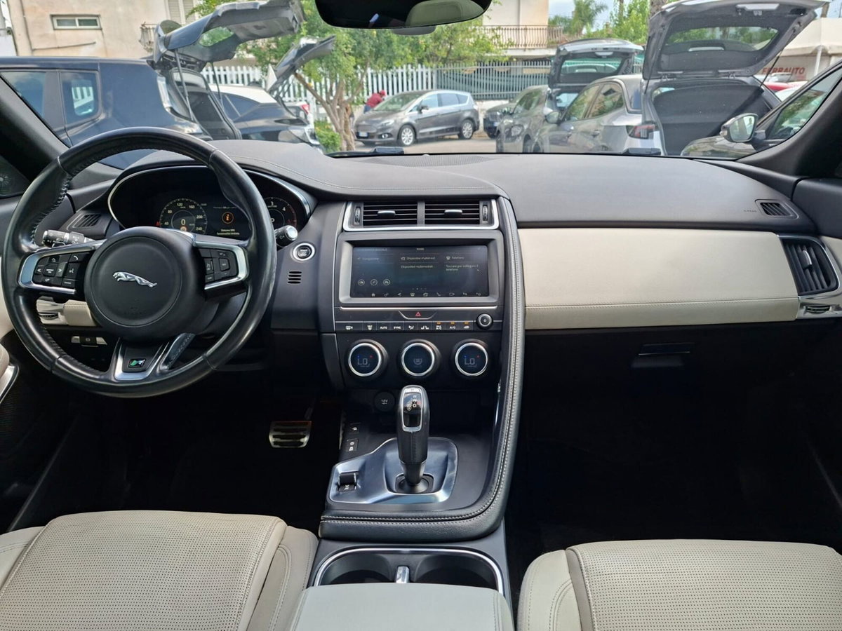 Jaguar E-Pace 2.0D 150 CV AWD aut. R-Dynamic (16)
