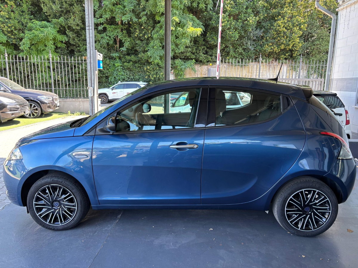 Lancia Ypsilon 1.0 FireFly 5 porte S&S Hybrid Alberta Ferretti (3)