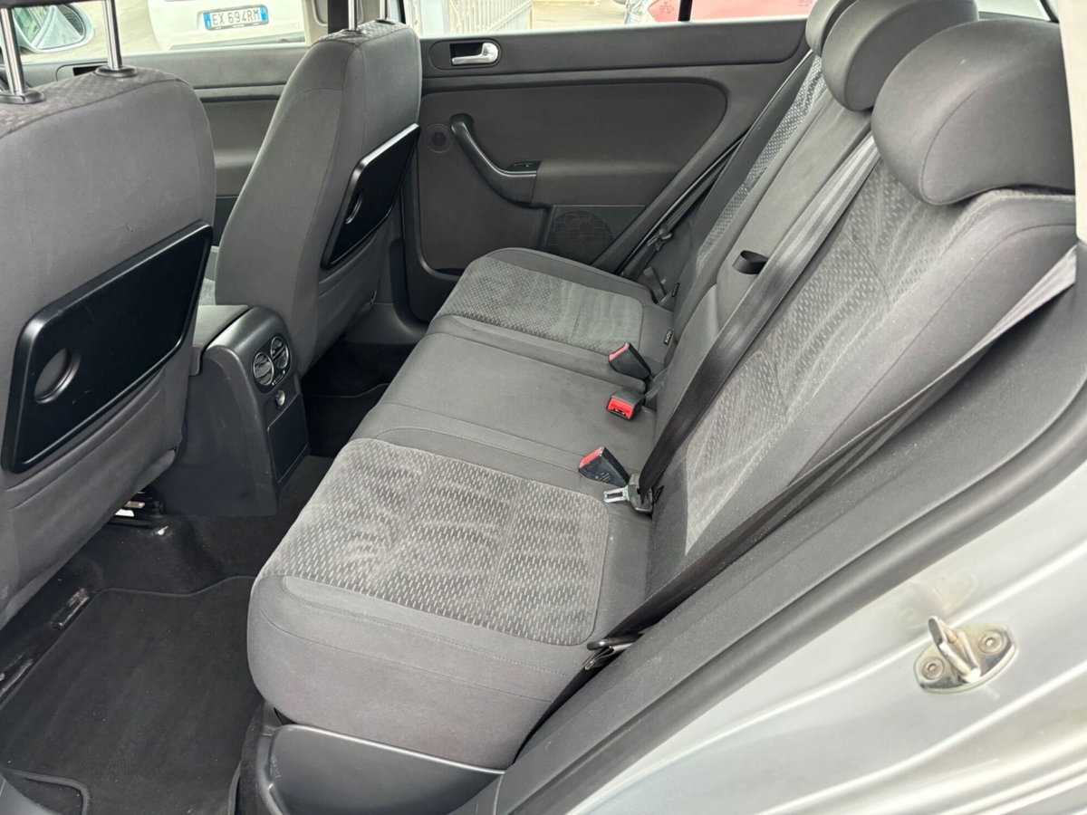 Volkswagen Golf 1.6 TDI DPF 5p. Highline (9)