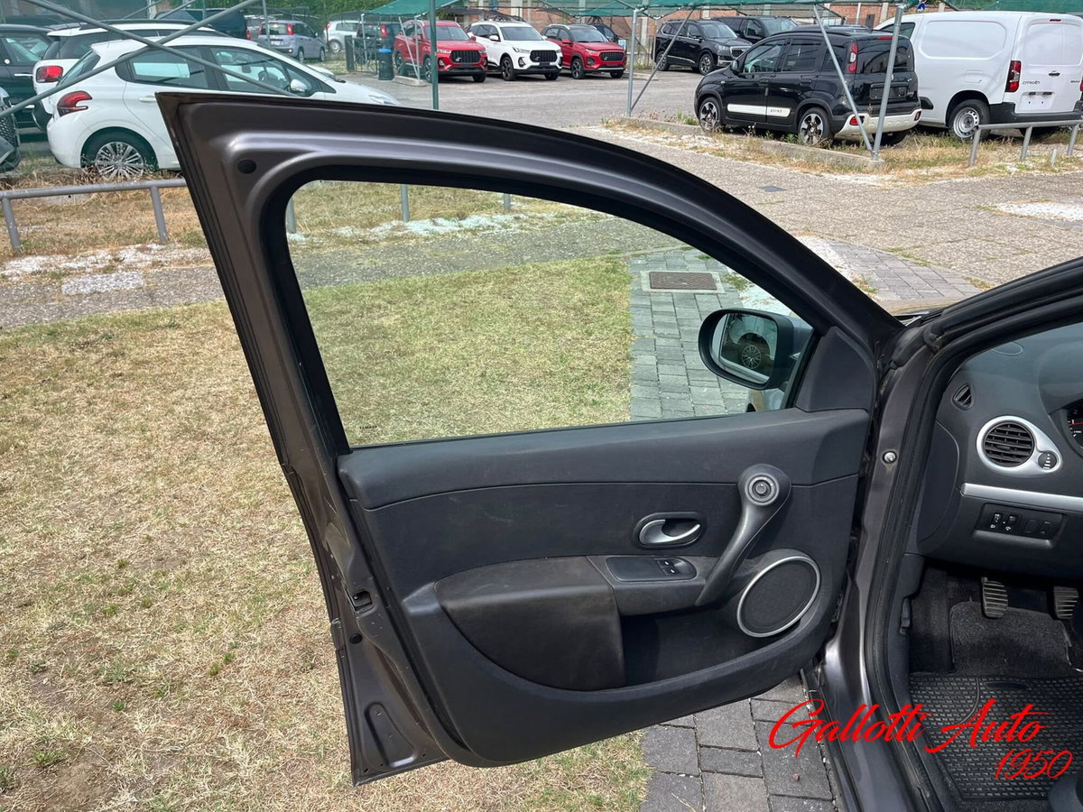 Renault Clio 1.2 75CV 5 porte Live (16)