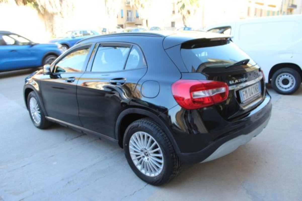 Mercedes-Benz GLA SUV 200 d Automatic 4Matic Business (5)