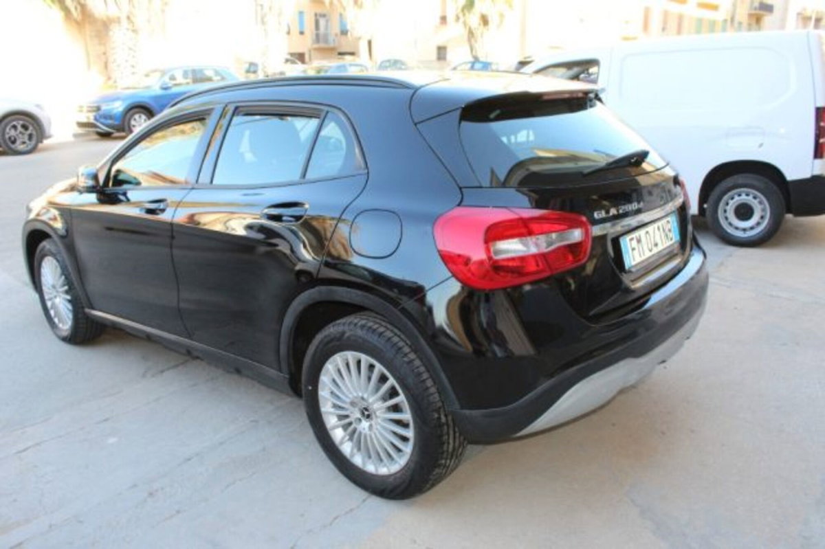 Mercedes-Benz GLA SUV 200 d Automatic 4Matic Business (6)