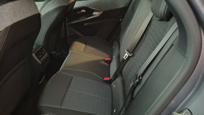 Peugeot 3008 73 kWh Allure 210cv (5)