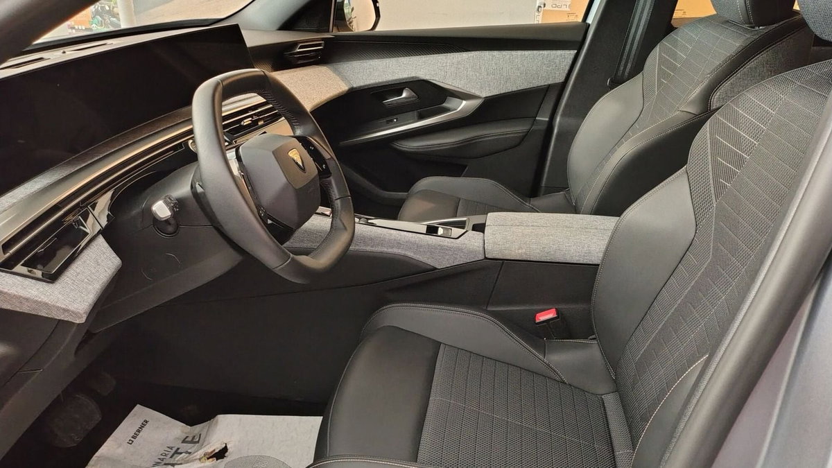 Peugeot 3008 73 kWh Allure 210cv (7)