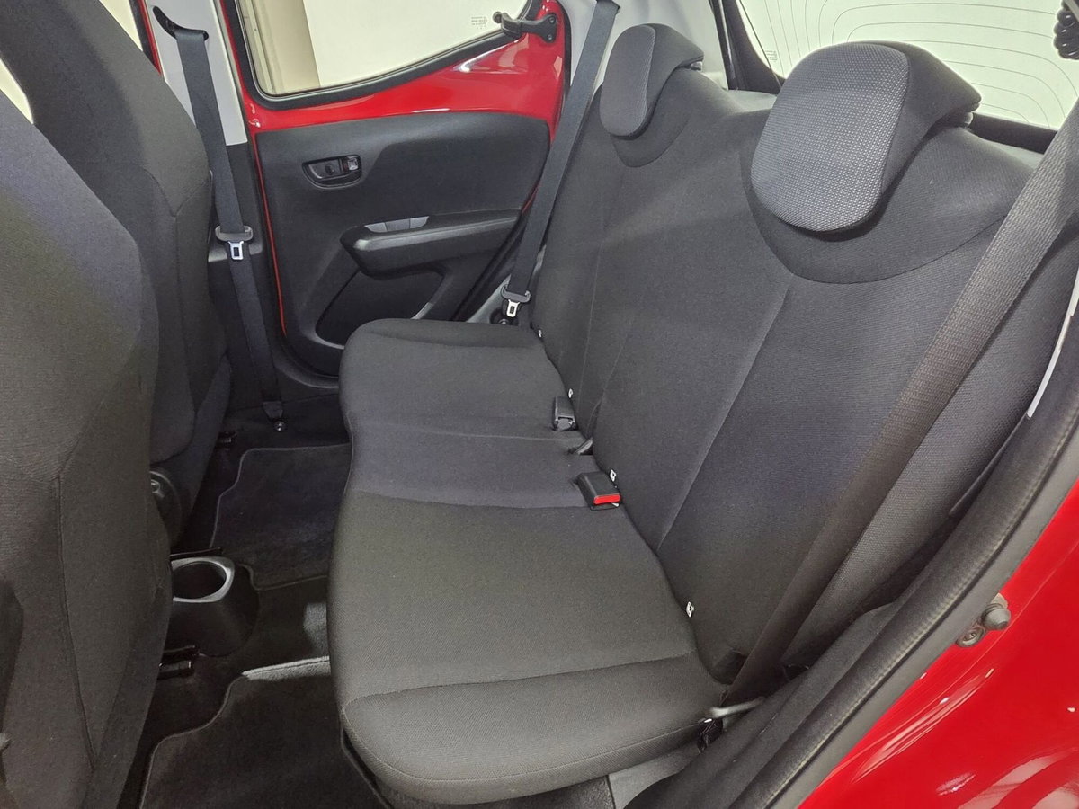 Toyota Aygo 1.0 VVT-i 72 CV 5 porte x-fun (10)