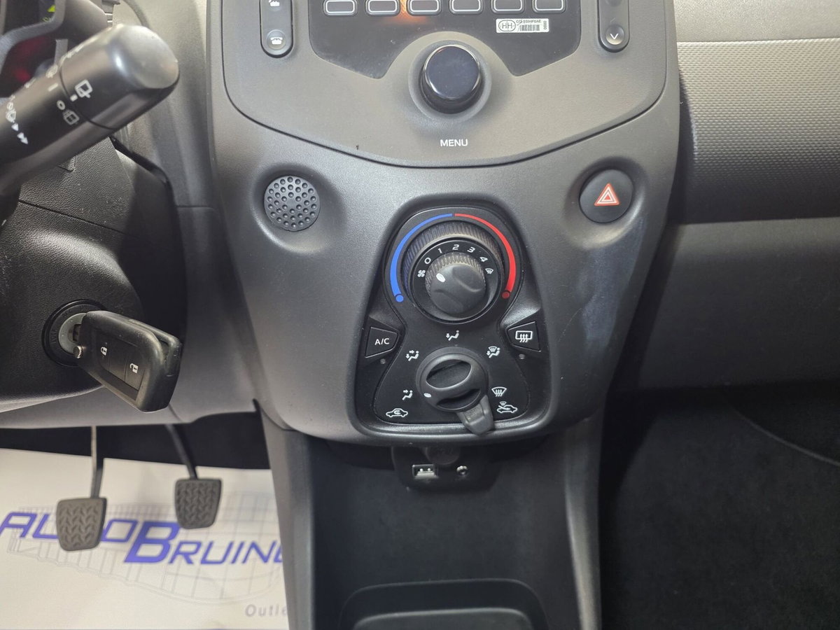 Toyota Aygo 1.0 VVT-i 72 CV 5 porte x-fun (17)