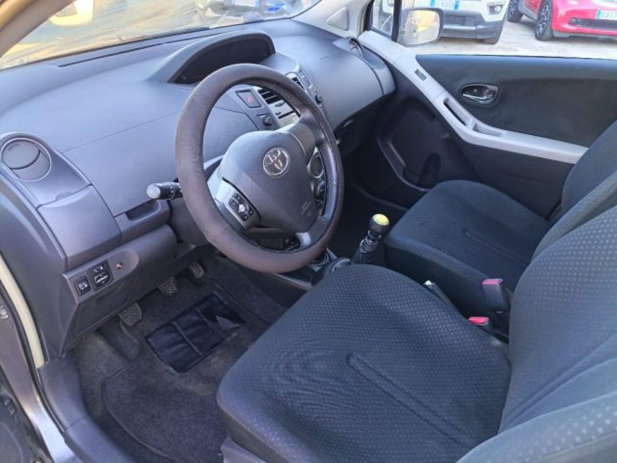 Toyota Yaris 1.3 5 porte Sol (9)