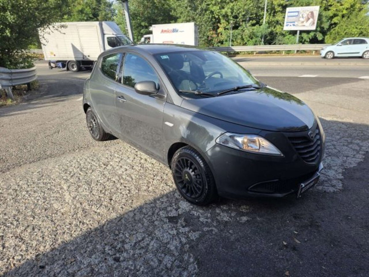 Lancia Ypsilon 1.2 69 CV 5 porte Platinum (2)
