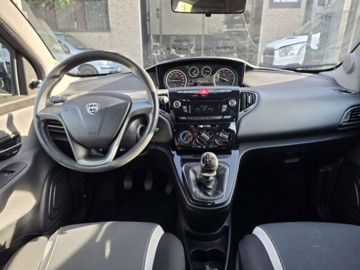 Lancia Ypsilon 1.2 69 CV 5 porte Platinum (6)