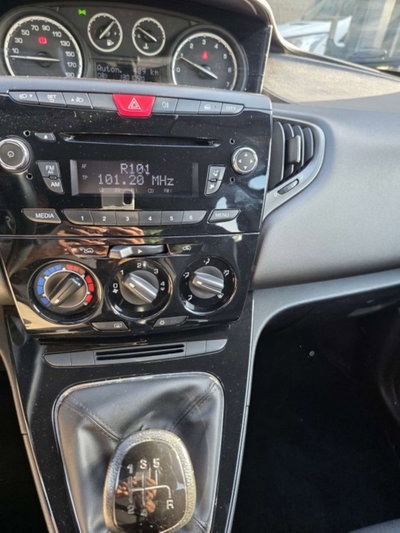 Lancia Ypsilon 1.2 69 CV 5 porte Platinum (8)