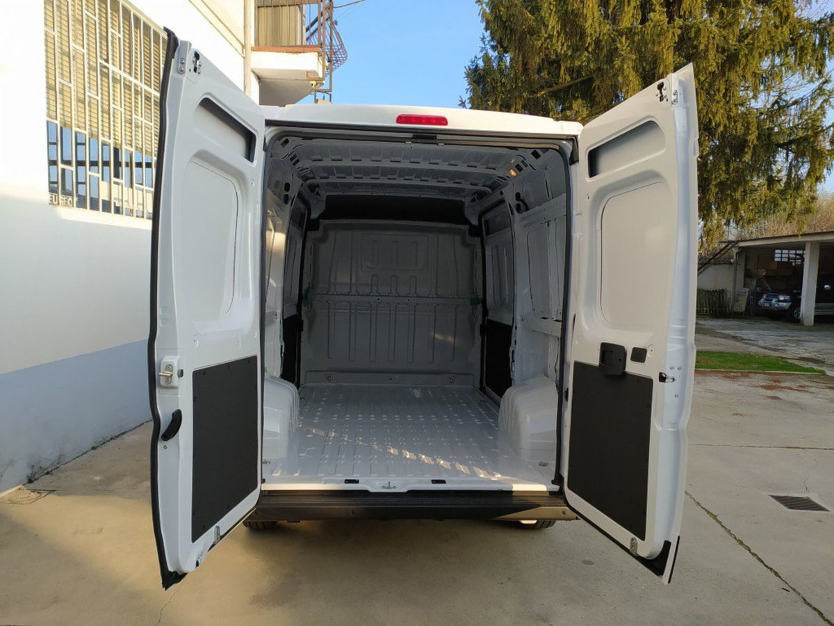 Peugeot Boxer Furgone 35 L2H2 2.2 diesel 140cv S&S vetrato (5)
