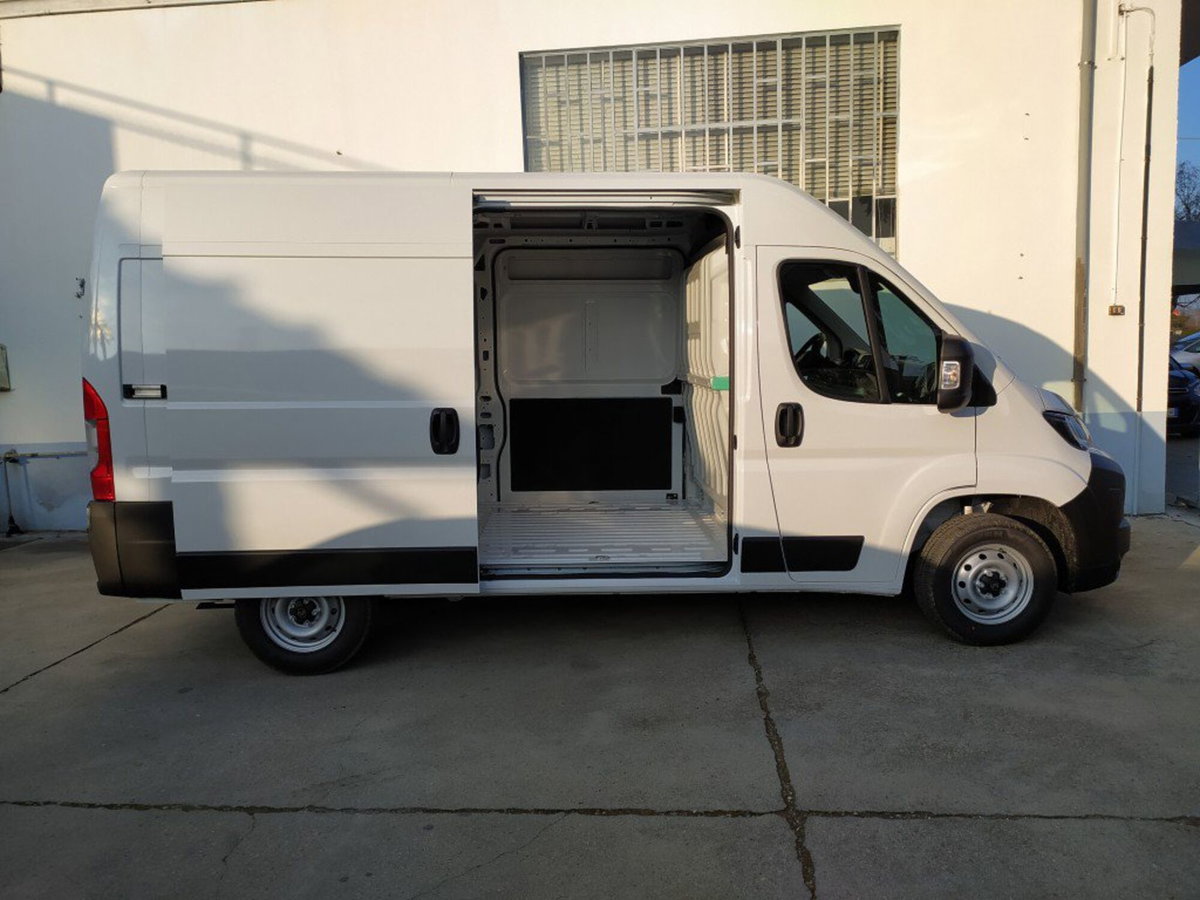 Peugeot Boxer Furgone 35 L2H2 2.2 diesel 140cv S&S vetrato (7)