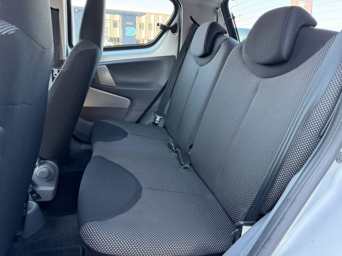Toyota Aygo 1.0 12V VVT-i 5 porte (11)