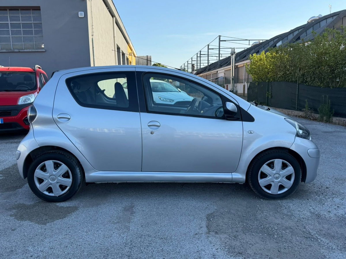 Toyota Aygo 1.0 12V VVT-i 5 porte (5)