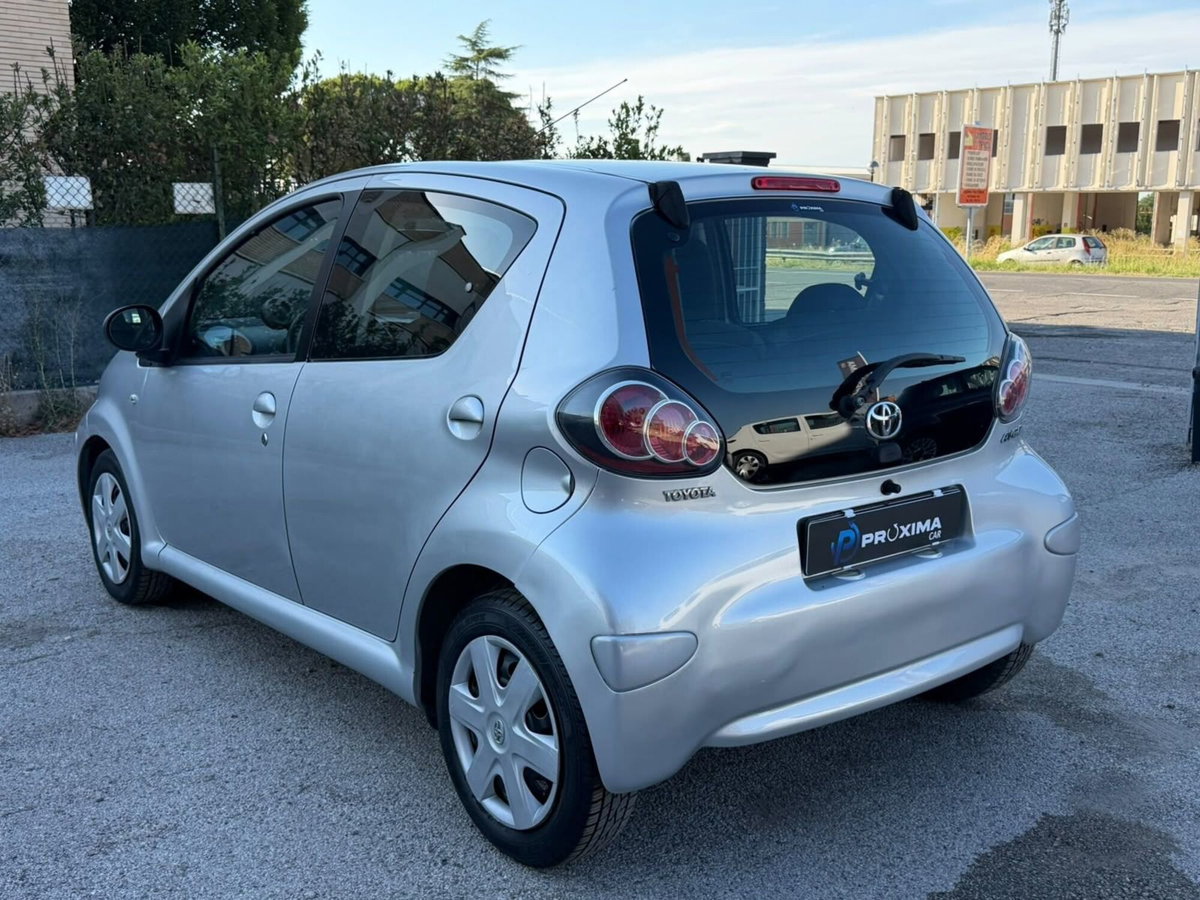 Toyota Aygo 1.0 12V VVT-i 5 porte (8)