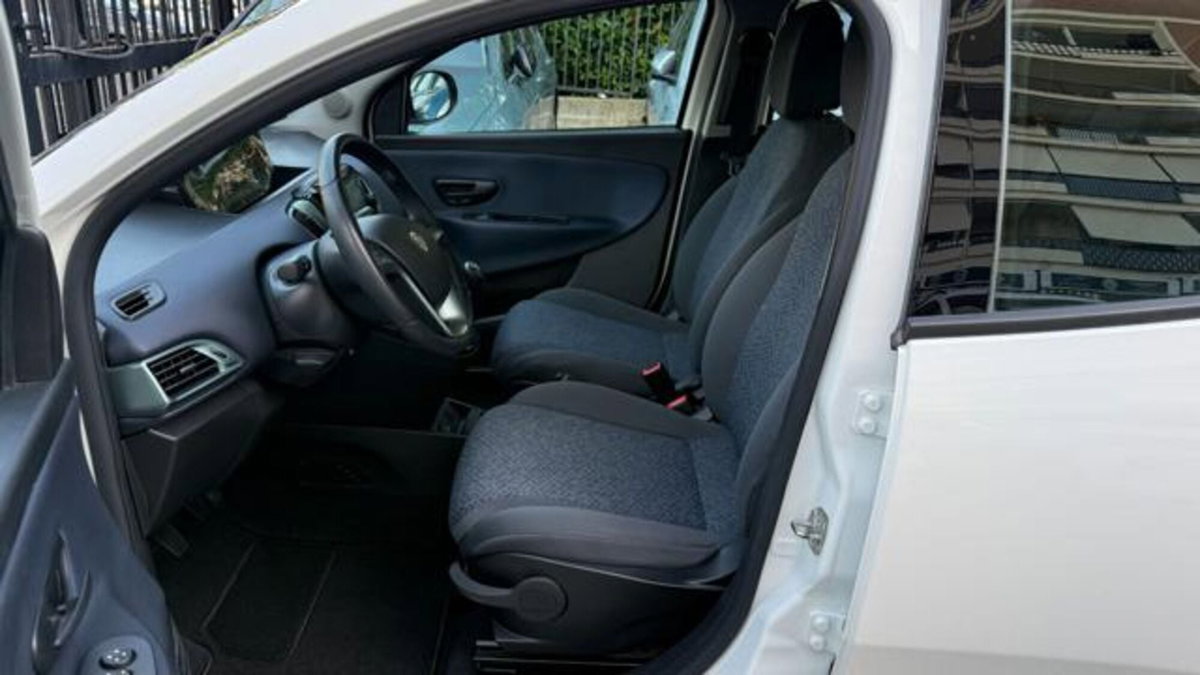 Lancia Ypsilon 1.0 FireFly 5 porte S&S Hybrid Ecochic Silver (13)
