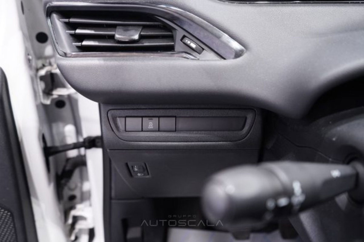 Peugeot 208 82 5 porte Access (12)