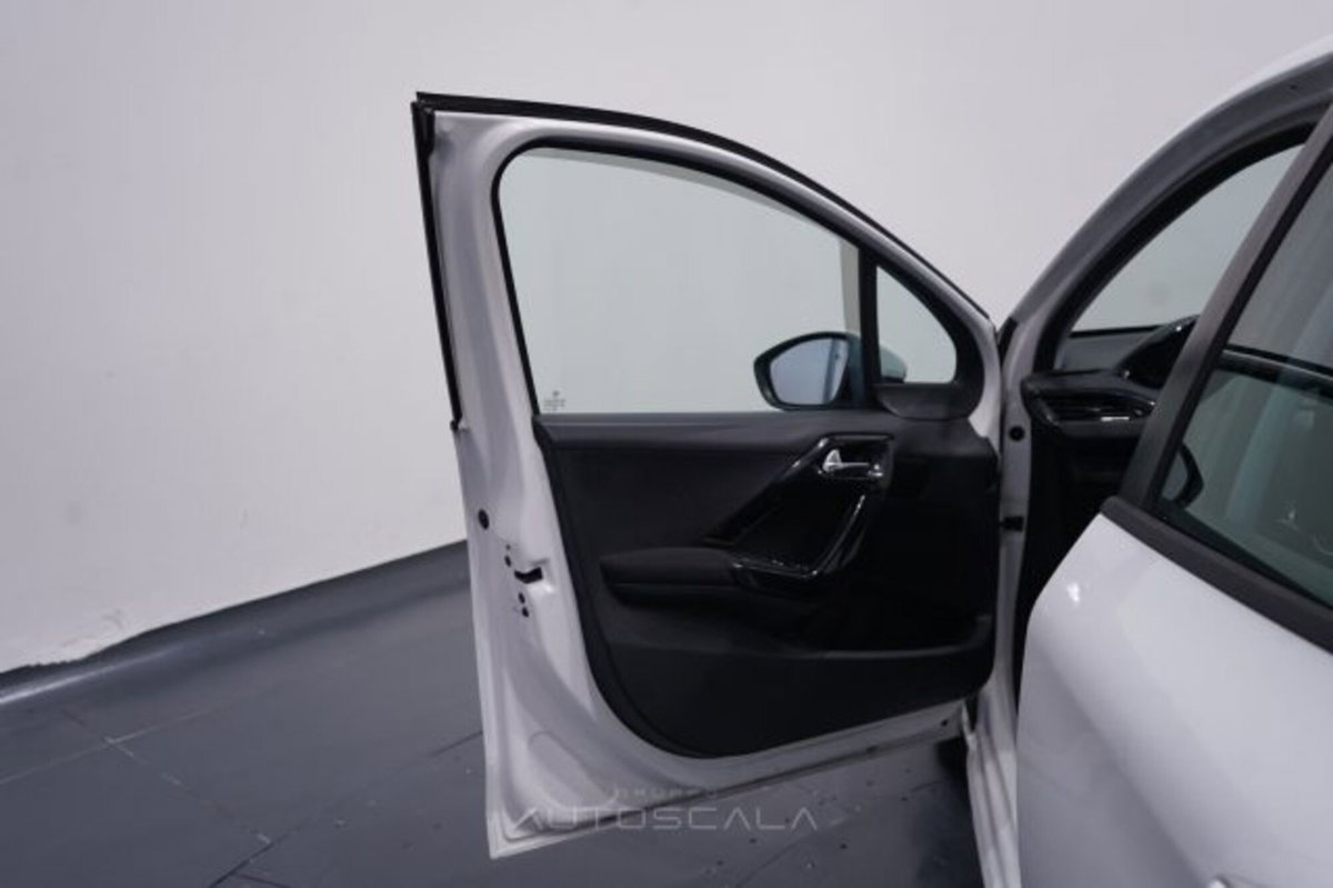 Peugeot 208 82 5 porte Access (9)