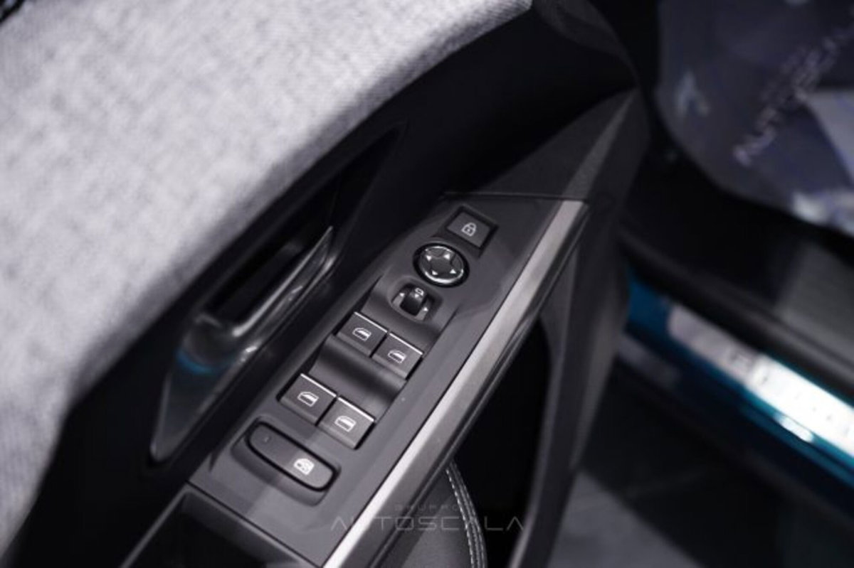 Peugeot 3008 1.2 hybrid GT 145cv e-dcs6 (10)