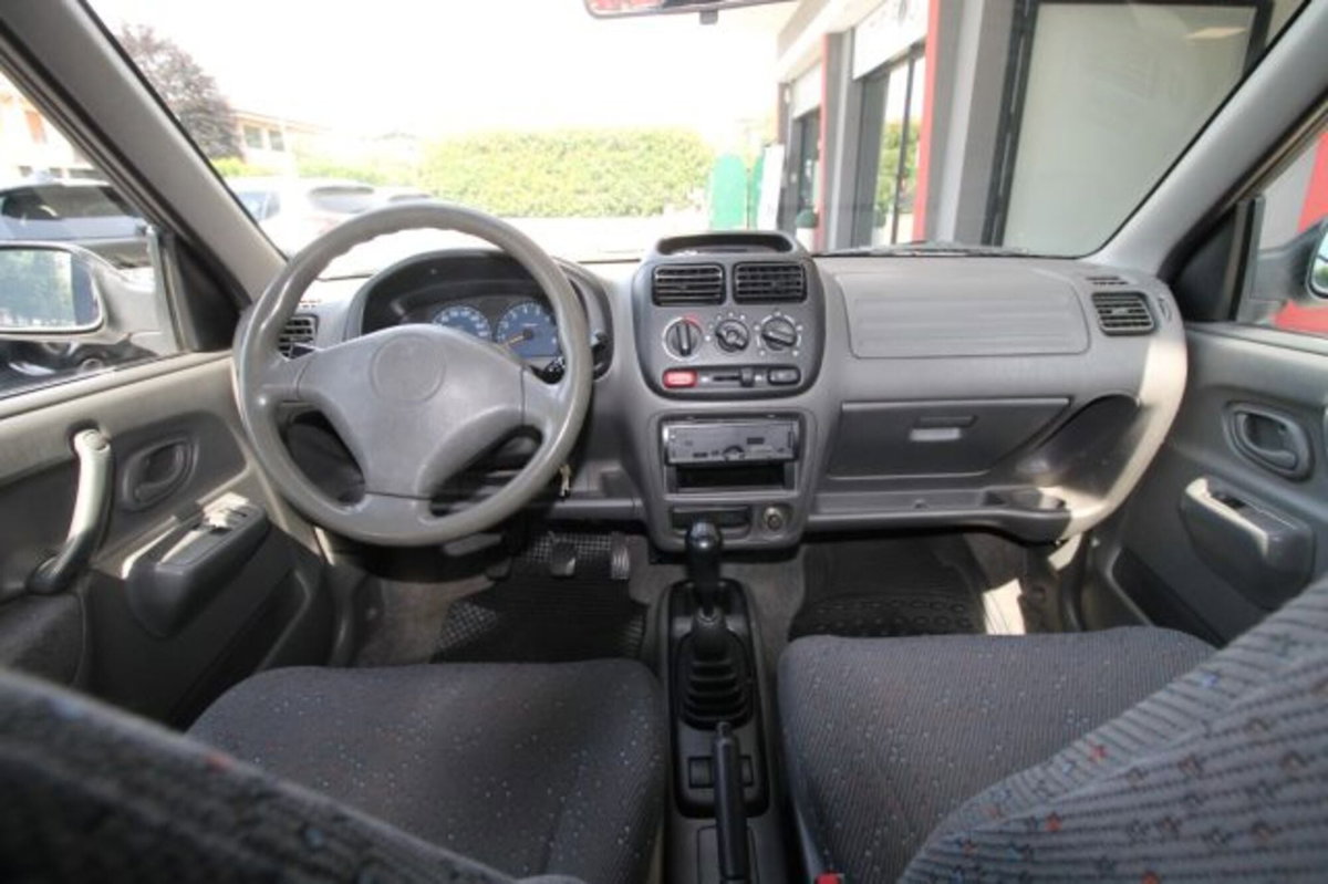 Suzuki Ignis 1.3i 16V cat 4WD GL (6)