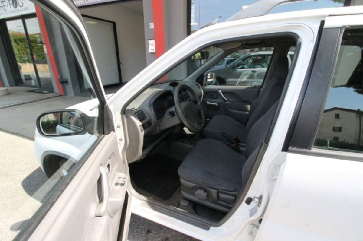 Suzuki Ignis 1.3i 16V cat 4WD GL (7)