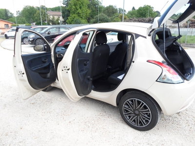 Lancia Ypsilon 1.2 69 CV 5 porte Platinum (11)