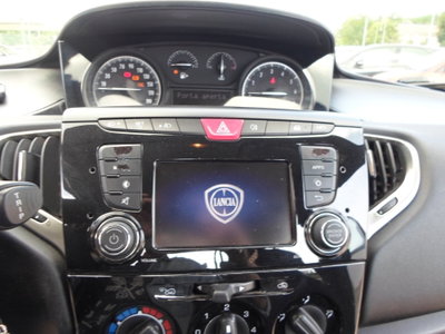 Lancia Ypsilon 1.2 69 CV 5 porte Platinum (19)