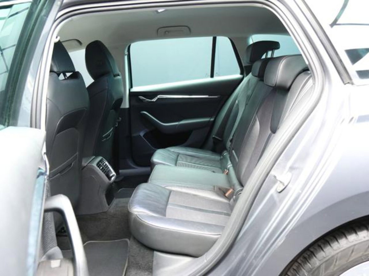 Skoda Octavia Station Wagon 2.0 TDI EVO SCR DSG Wagon Style (8)