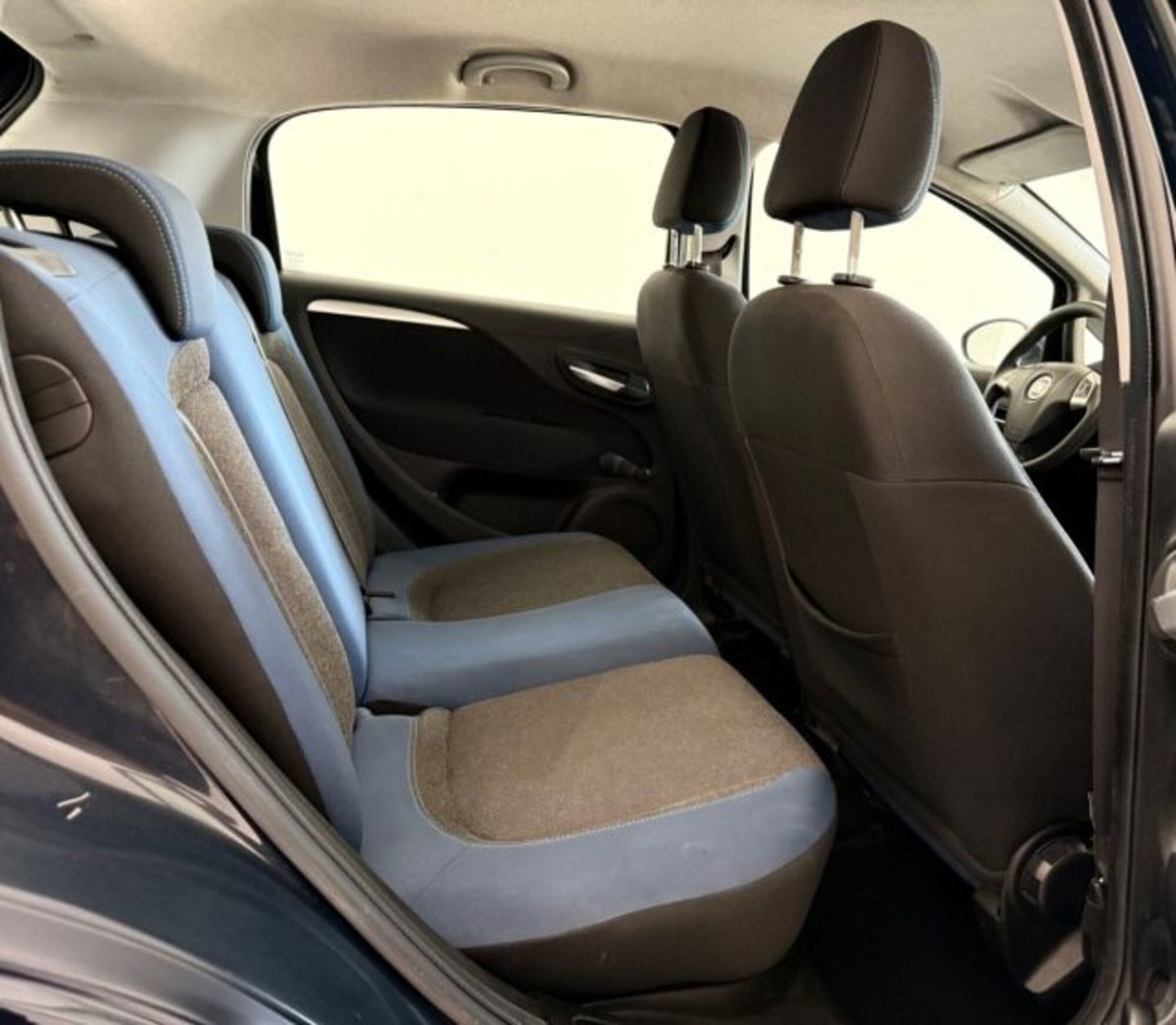 Fiat Punto 1.4 S&S 8V Dualogic 5 porte Racing (17)